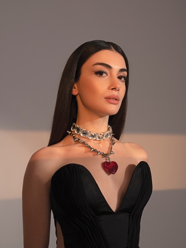 Özge Yağız'dan birbirinden ışıltılı kareler