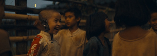 Gareth Edwards’ın yönettiği ‘Yaratıcı’ filminden merakla beklenen ilk görüntüler paylaşıldı