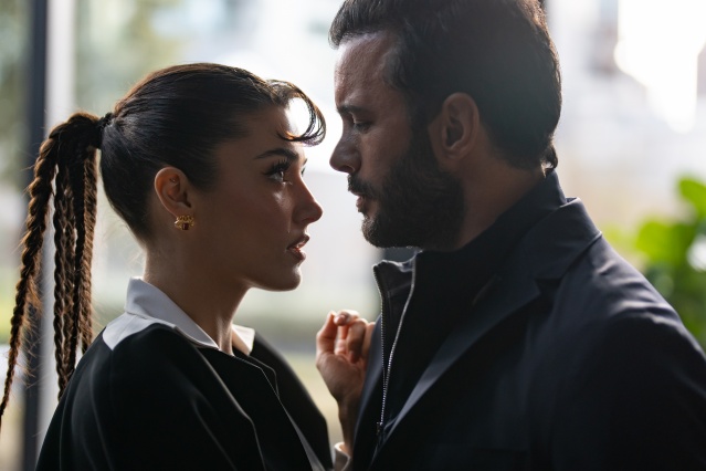 Hande Erçel Ve Barış Arduç'un yer aldığı Aşkı Hatırla'dan yeni kareler