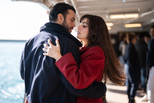 Hande Erçel Ve Barış Arduç'un yer aldığı Aşkı Hatırla'dan yeni kareler