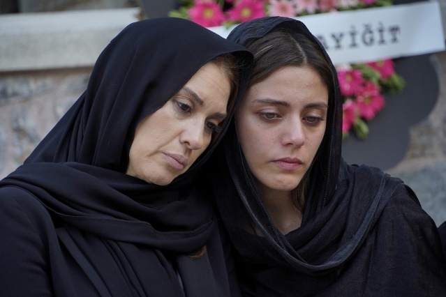 Kızılcık Şerbeti nefes nefese izlenecek