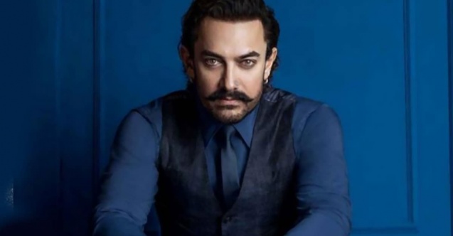 Ünlü oyuncu Aamir Khan, un paketinin içinde para dağıttı