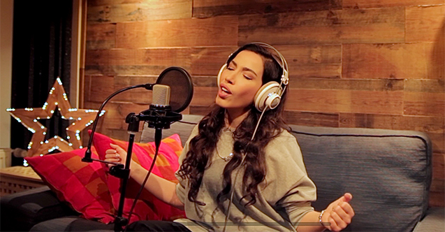 Burcu Güneş'ten 2 kült şarkı!