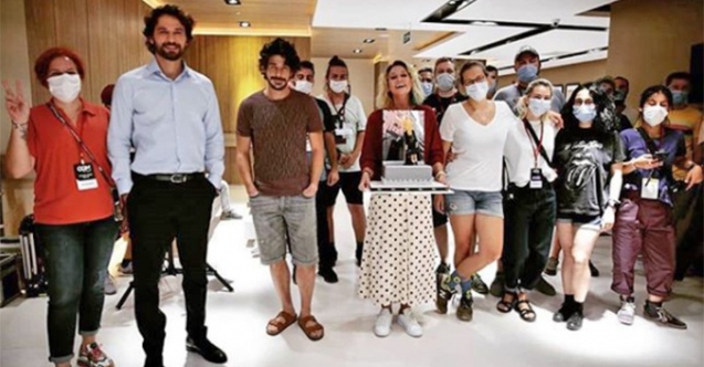 Çöp Apartmanı setinde kutlama