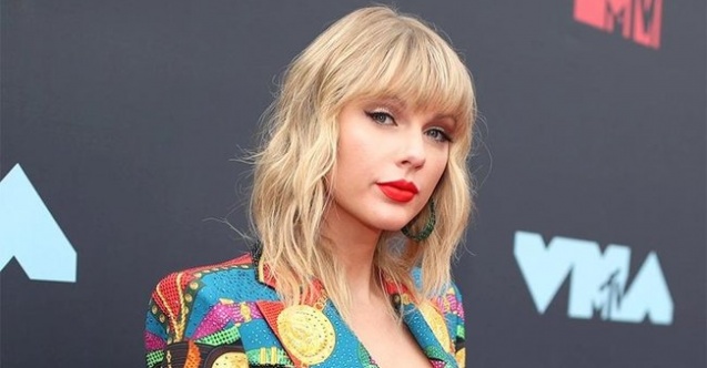 1 milyon albüm satan ilk şarkıcı oldu