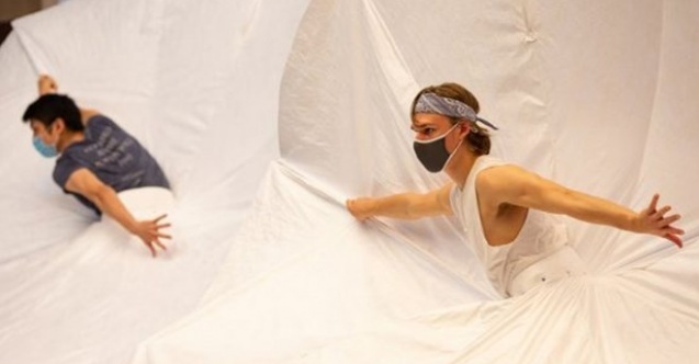 İngiltere’de dansa sosyal mesafe konuldu