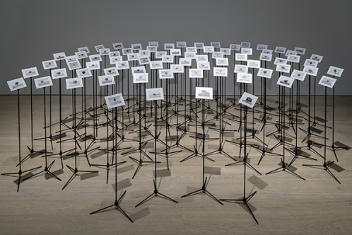 Ziyaretçilerini yapıtların müziğini işitmeye davet ediyor