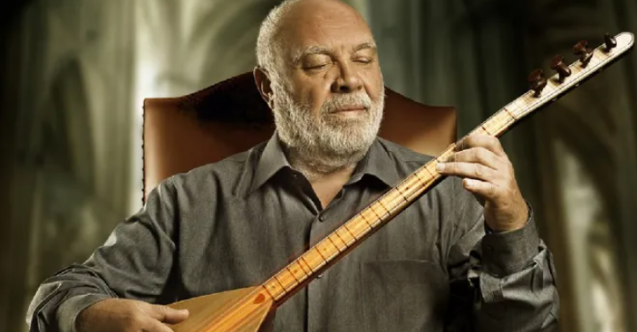 Musa Eroğlu sahne emekçileri için sazını satışa çıkardı