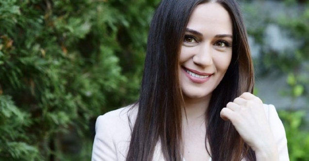 Özge Borak sevgilisiyle el ele