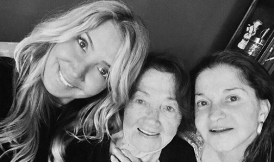 Yonca Evcimik’in annesi vefat etti