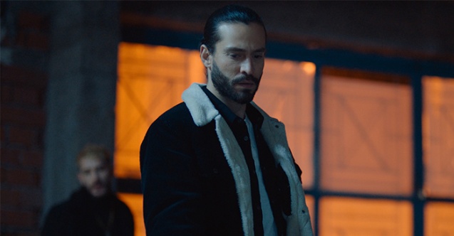 Efe, iki yol arasında kalıyor