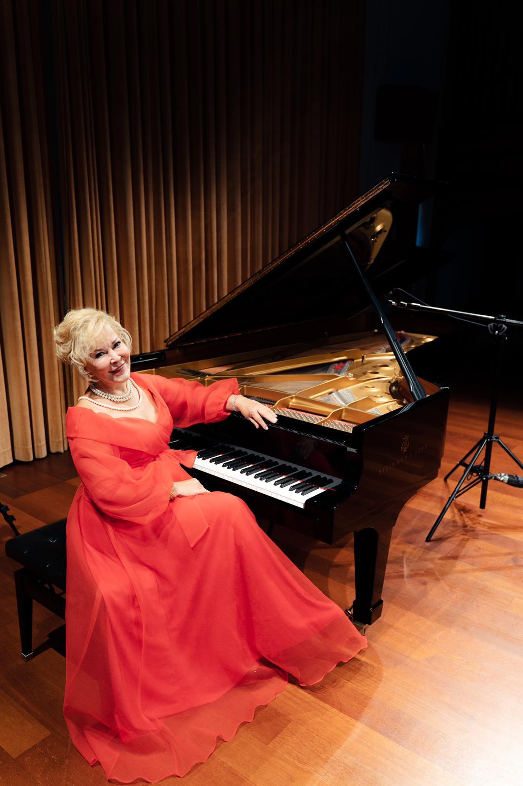 Gülsin Onay piyano resitali ile ENKA Oditoryumu’nda