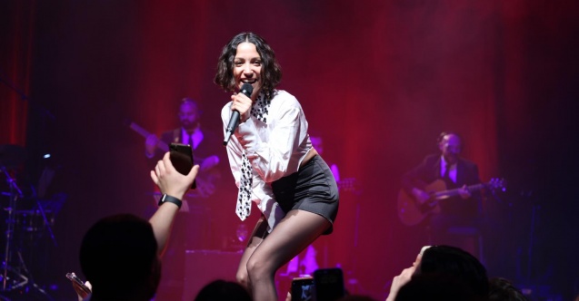 Zeynep Bastık, Avrupa turnesine başladı!