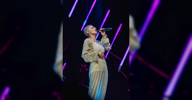 Yıldız Tilbe konser esnasında peruğunu çıkardı!
