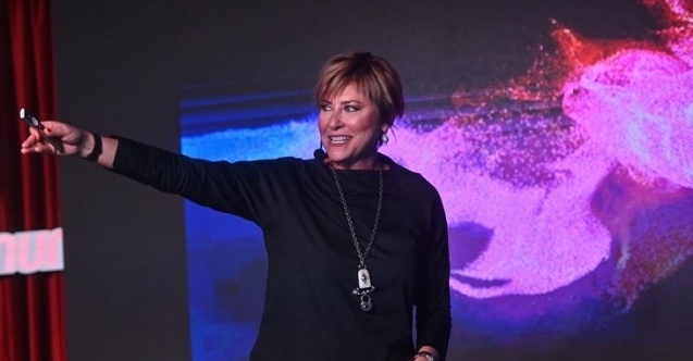 Elif Dağdeviren “Erkeklik Sizde Kalsın!”la kadınlık anayasasını duyuruyor