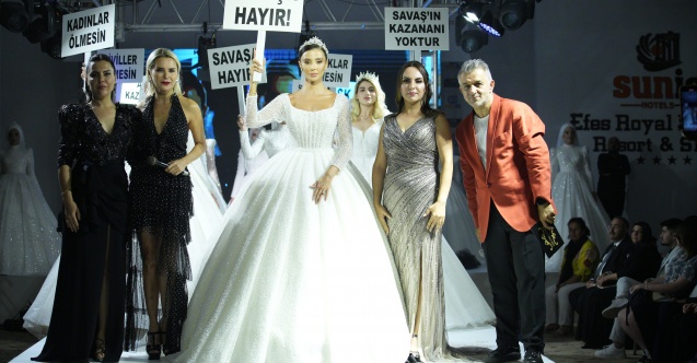 İzmir’de defileye çıkan Özge Ulusoy, “Savaşa Hayır” yazılı pankart açtı