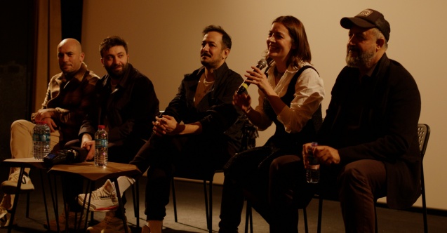 "Ölümlü Dünya"nın oyuncuları serinin ilk filmini seyirciyle birlikte izledi