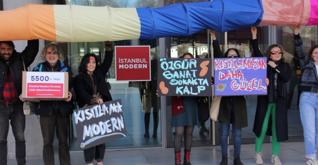 İstanbul Modern'in halk gününe getirdiği kısıtlamaya karşı eylem yapıldı