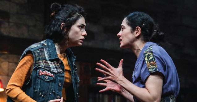 Yılın tiyatro oyunu: Timsah Ateşi