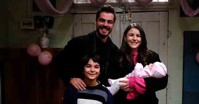 Kaya ailesi, sevinçle Güneş bebeği karşılıyor