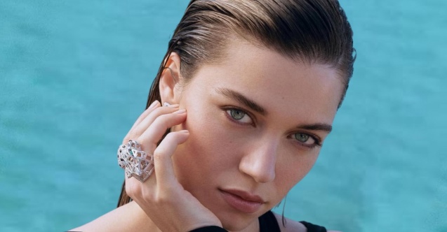 Afra Saraçoğlu 'A.B.İ' dizisinin kadrosunda!