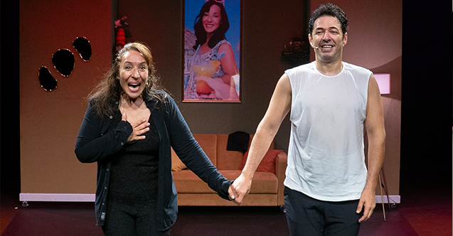 Binnur Kaya ve Mert Fırat sahnede komedi rüzgarı estirdi