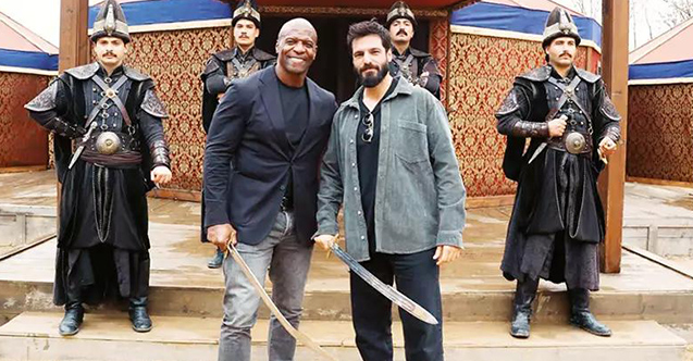 Hollywood yıldızı Terry Crews ve Serkan Çayoğlu kılıç kuşandı!
