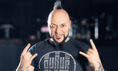 Hayko Cepkin sahnede talihsiz bir kaza geçirdi