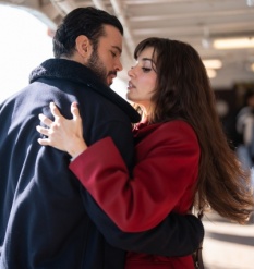 Hande Erçel Ve Barış Arduç'un yer aldığı Aşkı Hatırla'dan yeni kareler