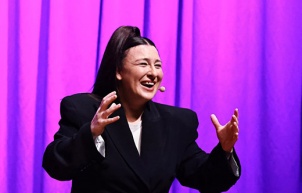 Yasemin Sakallıoğlu, İzmirlileri kahkahaya boğdu