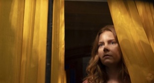 Netflix filmi Penceredeki Kadın'dan yeni görseller paylaşıldı