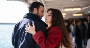 Hande Erçel Ve Barış Arduç'un yer aldığı Aşkı Hatırla'dan yeni kareler