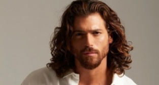 Can Yaman kaslarını konuşturdu