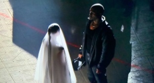 Kim Kardashian yine şov yaptı!