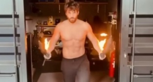 Can Yaman'dan ateşli şov