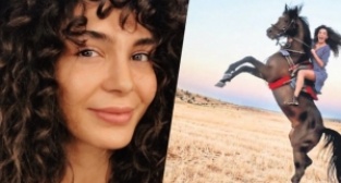 Ebru Şahin yine at üstünde!