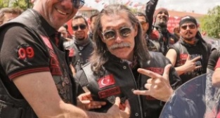 Erdal Beşikçioğlu’ndan Gençliğe DUMAN’lı Bayram Hediyesi!