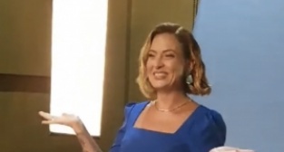 Ceyda Düvenci, Bambaşka Sohbetler'in fotoğraf çekimlerinde dans etti