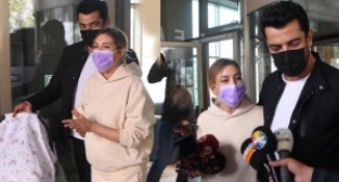 Hastane çıkışı mutluluklarını paylaştılar