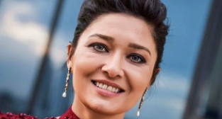 Nurgül Yeşilçay'ın çiçek sevinci