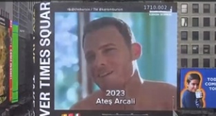 Kerem Bursin fanları, kariyerinin 10. yılını Times Square’de kutladı