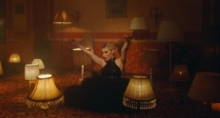 Selena Gomez, İrem Derici'yi taklit etti