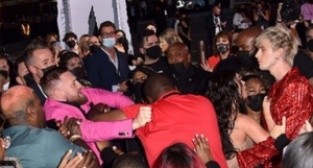 Ünlü isimler ödül töreninde kavga etti