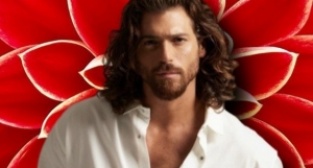 Can Yaman hayranının telefonunu fırlattı!