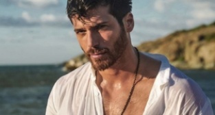 Can Yaman hayranlarının bayramını kutladı