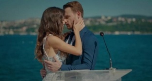 Kerem Bursin ve Hande Erçel'in öpüşmesi olay oldu!