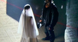 Kim Kardashian yine şov yaptı!