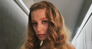 Serenay Sarıkaya Umut Evirgen'in mekanında sahneye çıktı