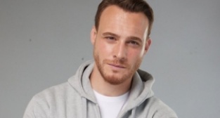 Kerem Bürsin buz gibi havuza girdi
