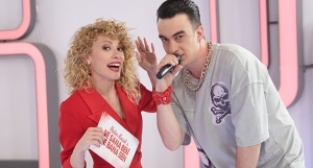 Açelya Topaloğlu yeni projesiyle şaşırtacak! 